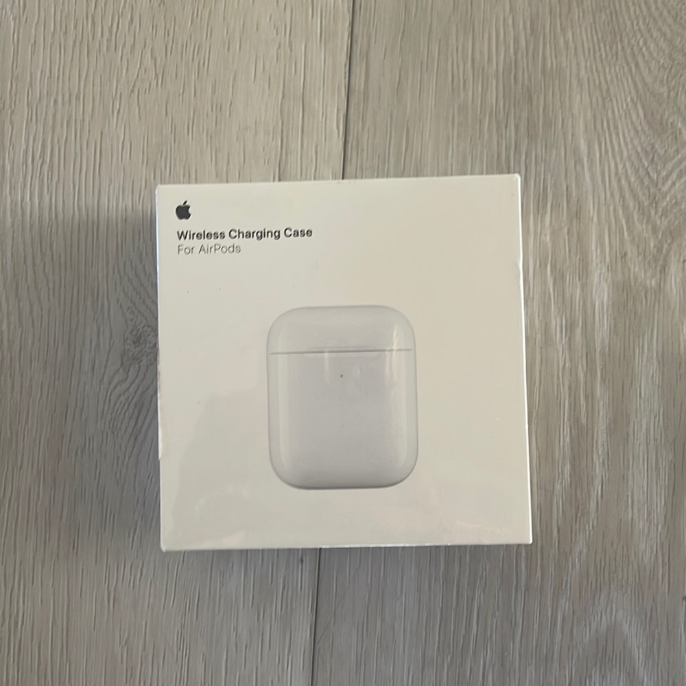 {Apple} AirPod Wireless Charging Case